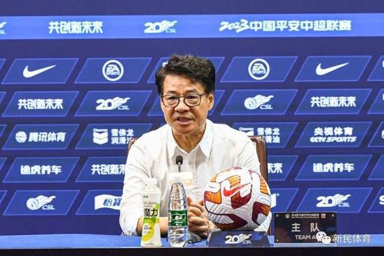 身穿抹胸连身裙的赵雅芝雍容华贵，展现出其时尚衣著品味，担任星级评判也当之无愧。