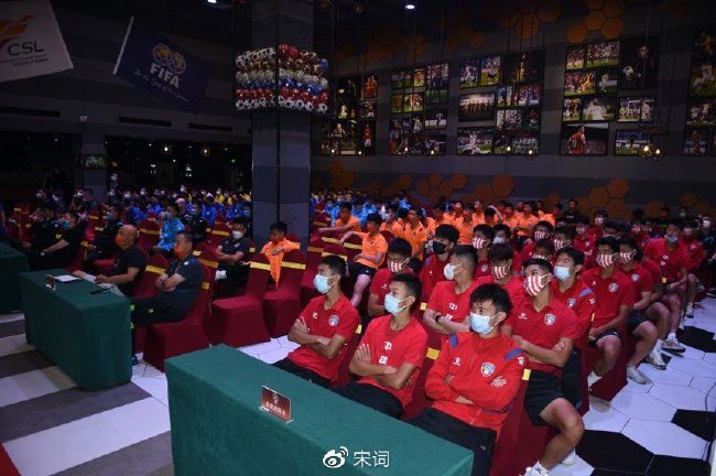 2013年中国电影票房的217.69亿，使得国产电影票房占比第一次实现弯道超车，完成了一次呼应时代的呐喊。