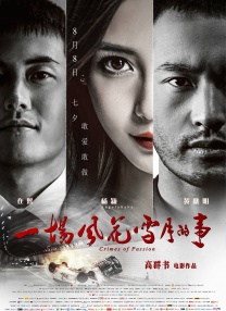 路透照中，周杰伦、昆凌带着VIP吊牌，在工作人员和安保的陪同下走向观赛席，夫妻二人一路有说有笑心情大好，周董还不时 布拉德・皮特驰骋赛车场!