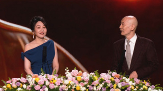 此时，观众被带入故事中，同时也发生了变化——仿佛在不同场域中成为监视器，成为角色身边的记录员。